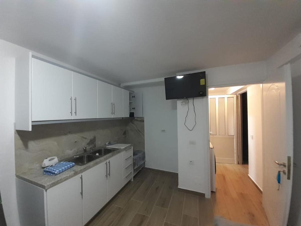 Lovely 1-Bedroom Apartment In Sarande Bagian luar foto